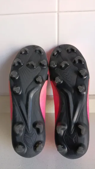 Botas de fútbol Puma rosas