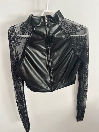 Blusa negra con mangas de encaje