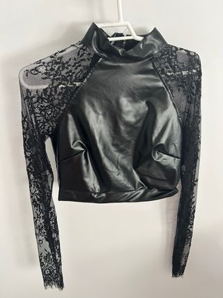 Blusa negra con mangas de encaje