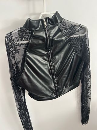 Blusa negra con mangas de encaje