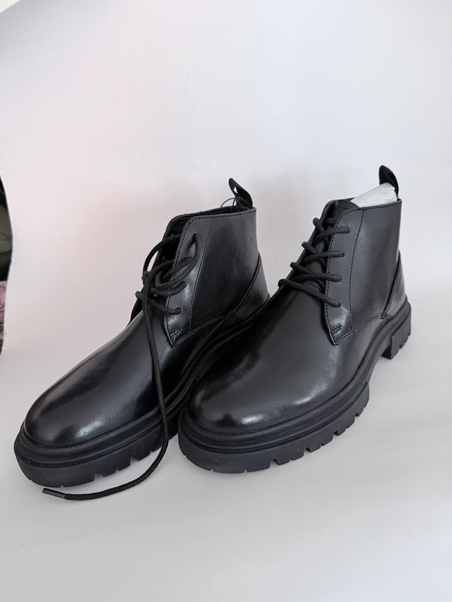 Botines negros con suela gruesa