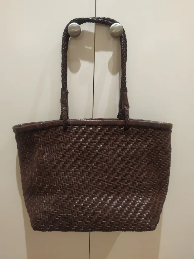 Bolso de piel tejido