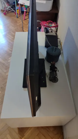 Mueble TV blanco con ruedas