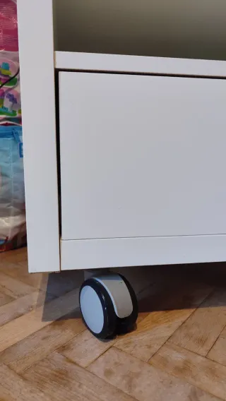 Mueble TV blanco con ruedas