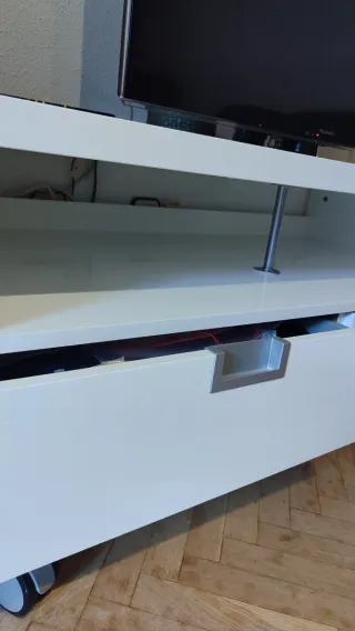 Mueble TV blanco con ruedas