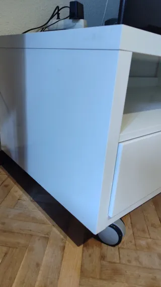 Mueble TV blanco con ruedas