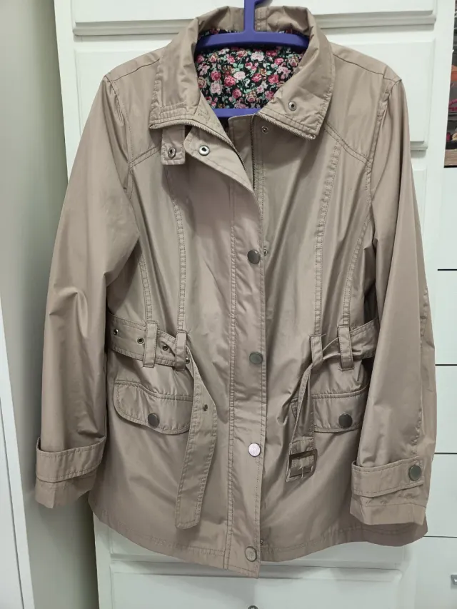 Chaqueta parka beige con cinturón