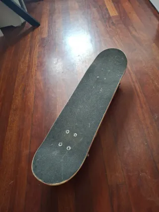 Skate con diseño a cuadros y pegatinas