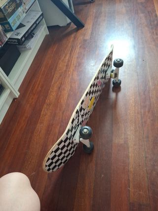 Skate con diseño a cuadros y pegatinas