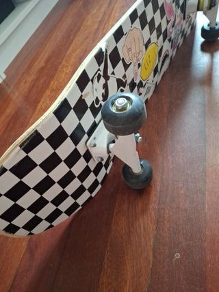 Skate con diseño a cuadros y pegatinas