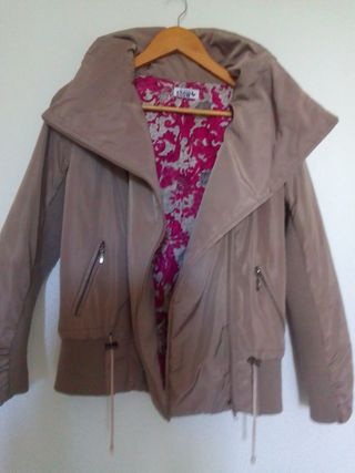 Chaqueta plumífero beige MUCHACHA SHOW