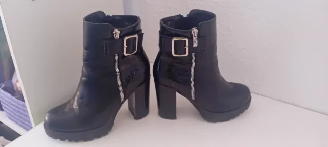 Botines negros tacón alto cremallera y hebilla