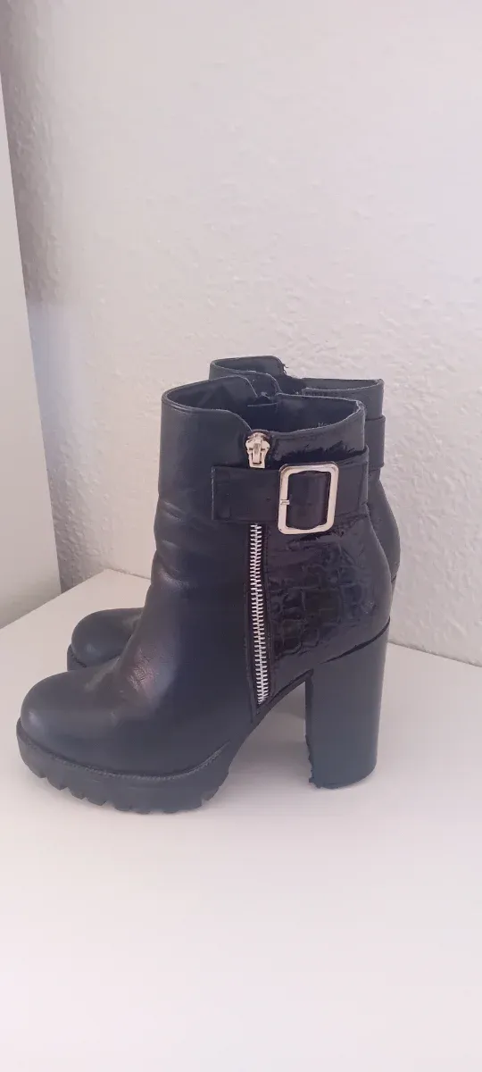 Botines negros tacón alto cremallera y hebilla