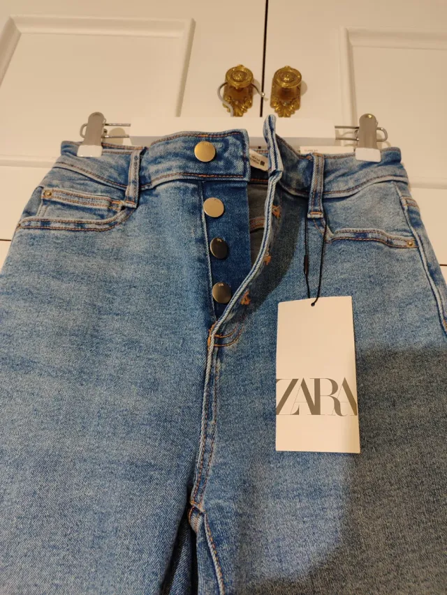 Pantalones vaqueros Zara acampanados talla 34