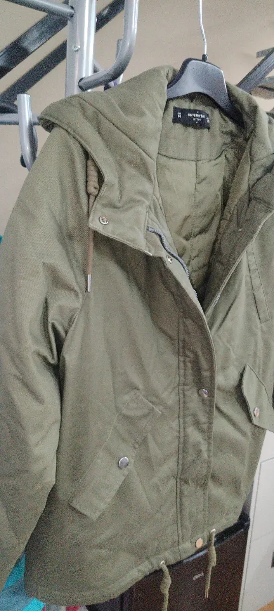 Chaqueta verde kaki acolchada mujer