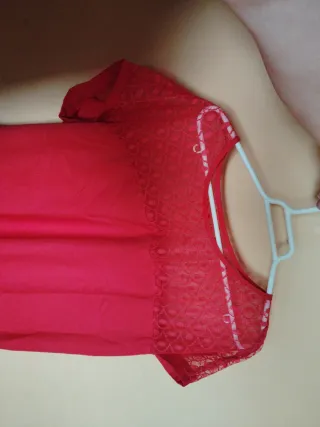 Blusa roja con encaje