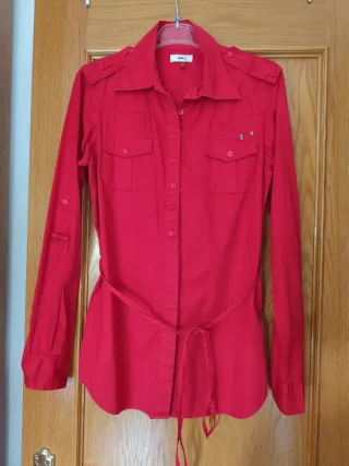 Blusa roja Only con cinturón