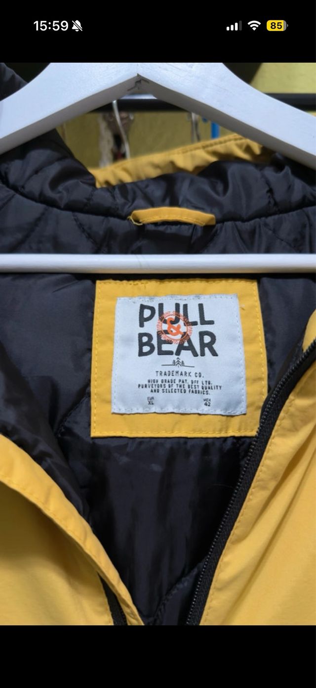 Cazadora Pull and Bear XL/46 Negra y Amarilla