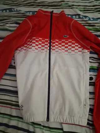Chaqueta deportiva Lacoste roja y blanca