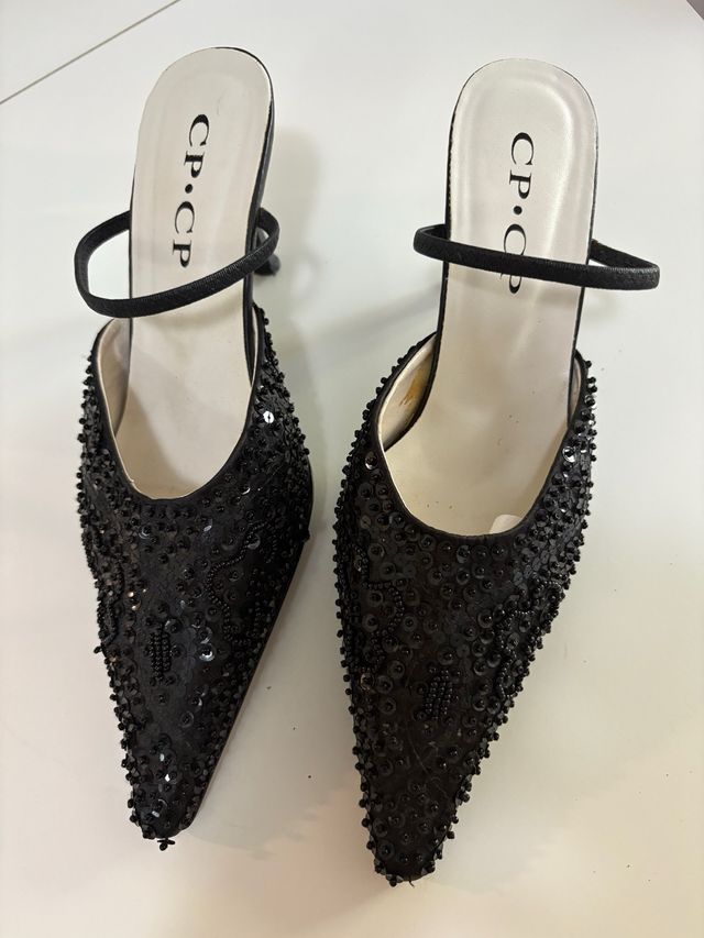 Zapatos de tacón CP.CP negros con pedrería