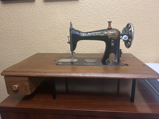 Máquina de coser Singer antigua, con encimera