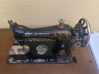 Máquina de coser Singer antigua, con encimera
