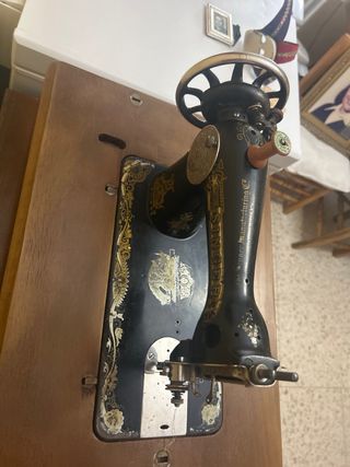 Máquina de coser Singer antigua, con encimera