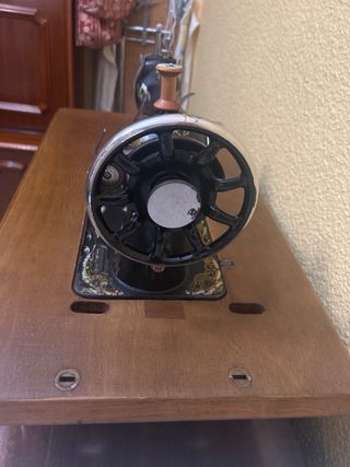 Máquina de coser Singer antigua, con encimera