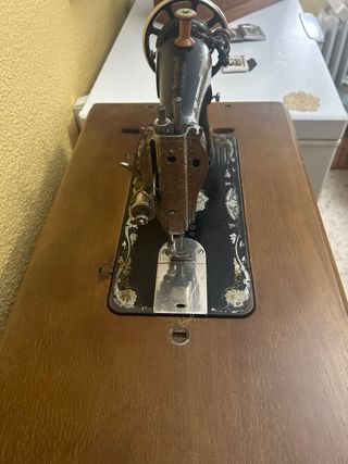 Máquina de coser Singer antigua, con encimera