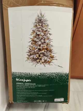 Árbol de Navidad con nieve y luces