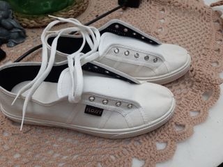 Scarpe sportive in cotone con lacci. 