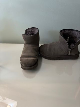 Botines UGG grises con cremallera
