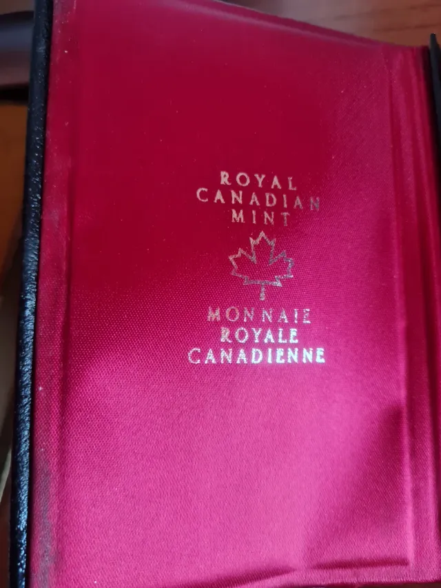 Estuche con 7 Monedas Isabel II de 1977.