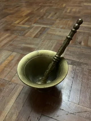 Mortero de bronce antiguo