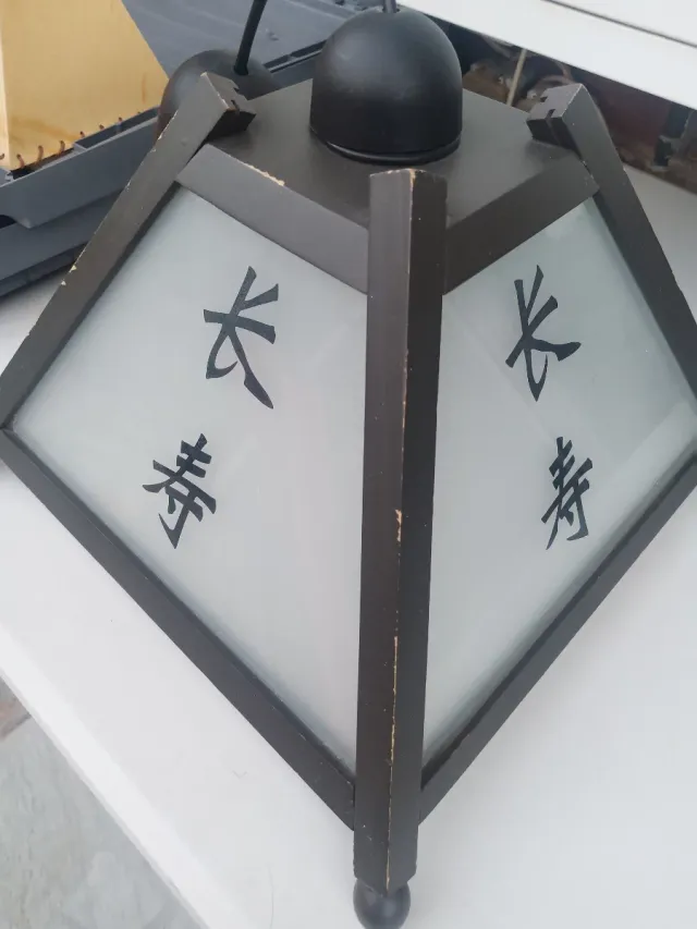 Lámpara colgante con caracteres chinos