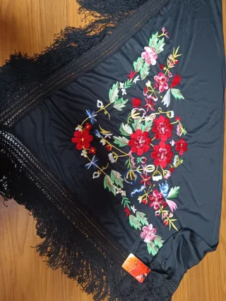 Mantón de Manila bordado negro