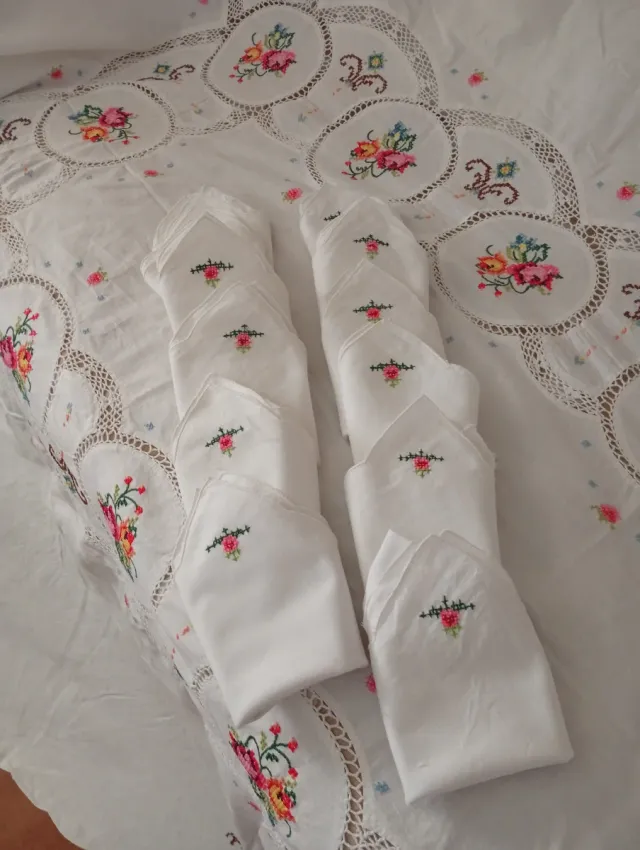 Toalha de mesa bordada ponto cruz