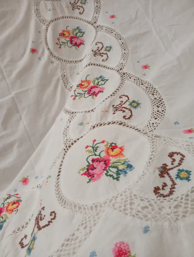 Toalha de mesa bordada ponto cruz