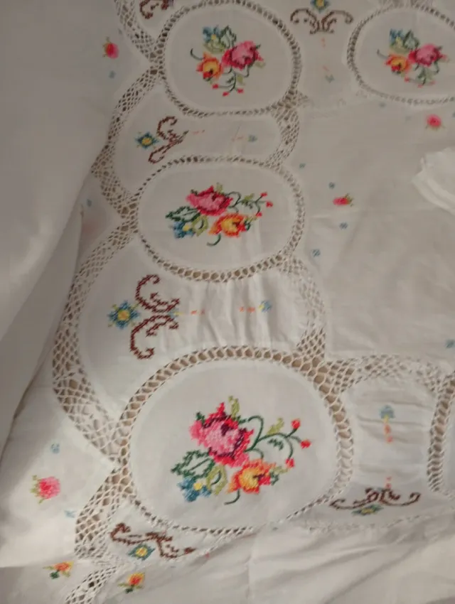 Toalha de mesa bordada ponto cruz