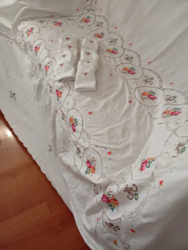 Toalha de mesa bordada ponto cruz