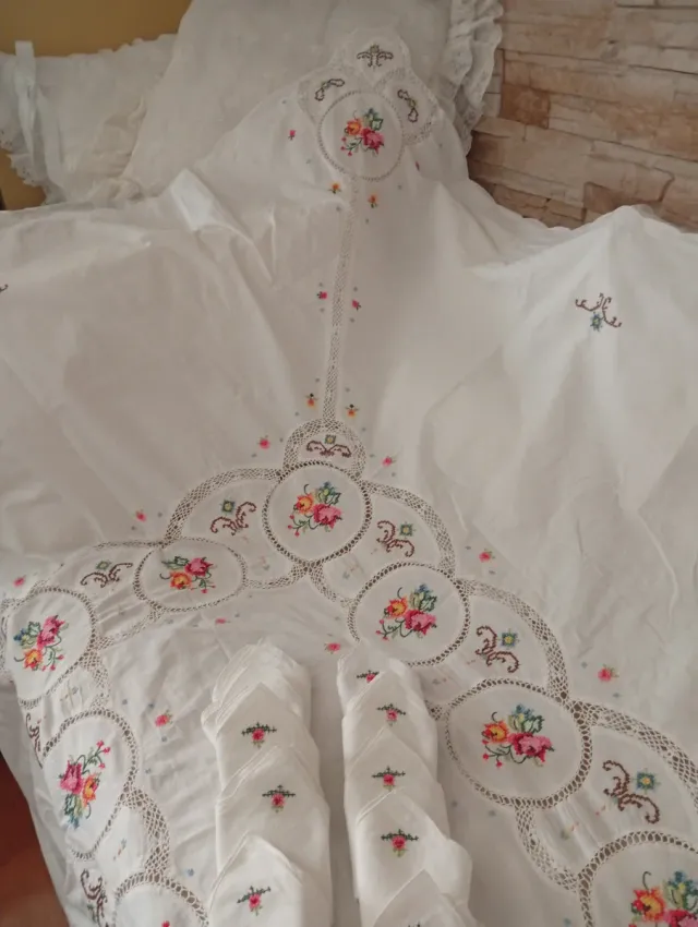 Toalha de mesa bordada ponto cruz