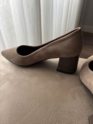 Zapatos de tacón bajo beige mujer