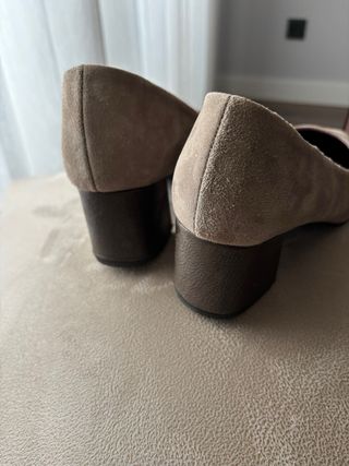 Zapatos de tacón bajo beige mujer