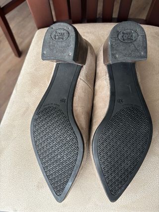 Zapatos de tacón bajo beige mujer