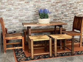 Tavolo, sedie, panca e panche in legno