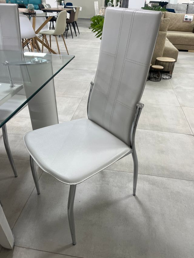 Tavolo in vetro con 6 sedie bianche