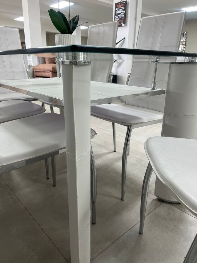 Tavolo in vetro con 6 sedie bianche