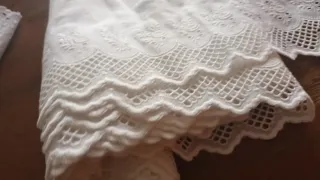 Trina bianca in cotone con ricamo