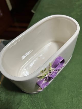 Figura cerámica lazo morado y flores