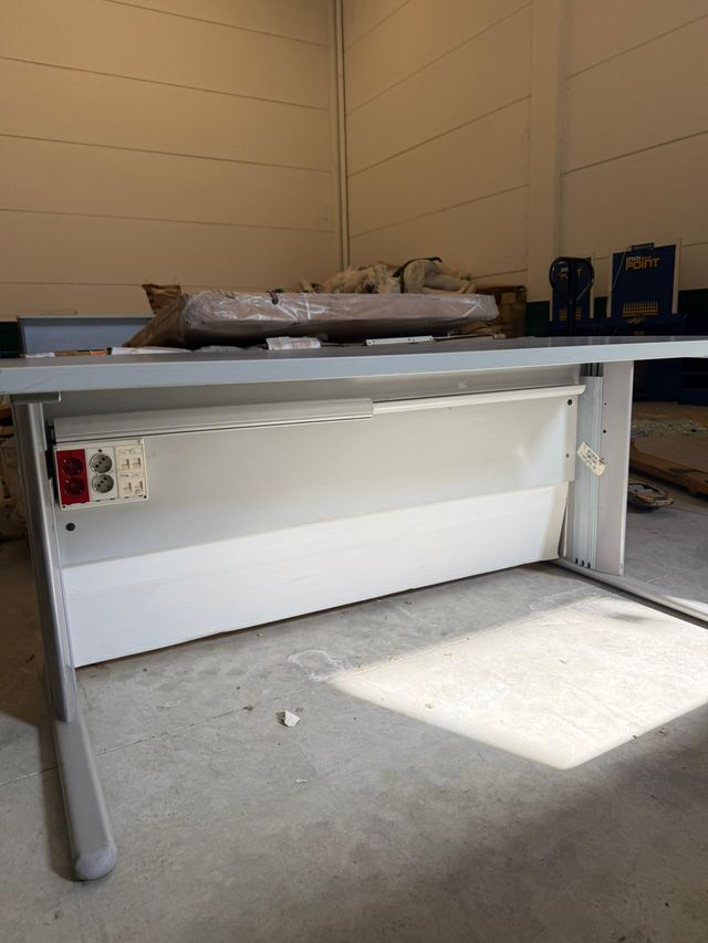 Mesa escritorio de oficina gris y blanca